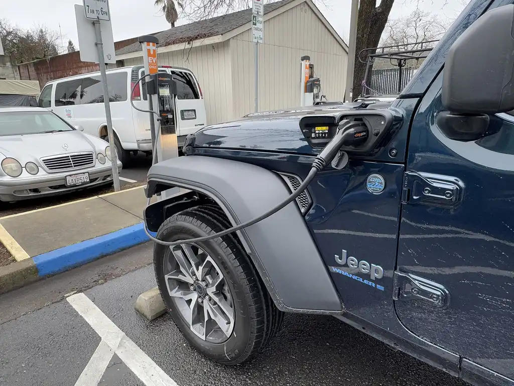 Jeep Wrangler 4xe (2024-2025 facelift) - plugged in at a public charger