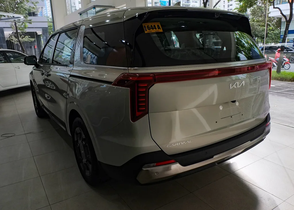 Kia Carnival 1.6T SX+ Turbo Hybrid (KA4 facelift) - rear 3/4 exterior, Ivory Silver