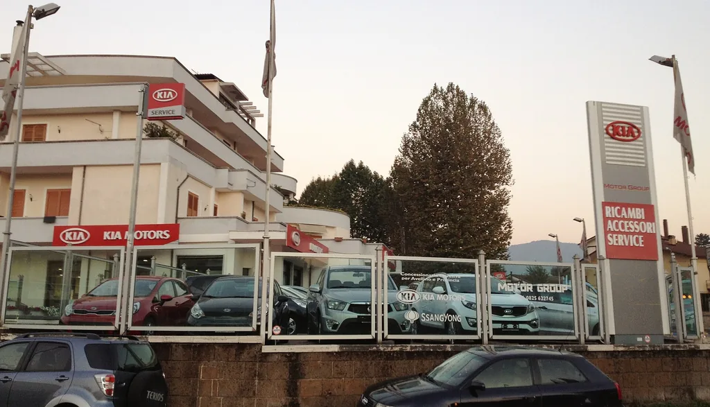 Kia dealership building and signage (Wikimedia Commons, CC0)