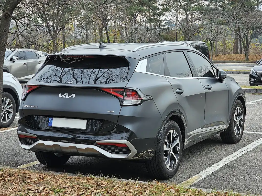 Kia Sportage Hybrid (NQ5, pre-facelift) - rear 3/4 exterior, Shadow Matte Gray