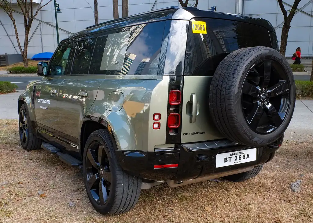 Land Rover Defender 110 (L663) - rear 3/4 exterior with spare wheel (110 X-Dynamic HSE PHEV)