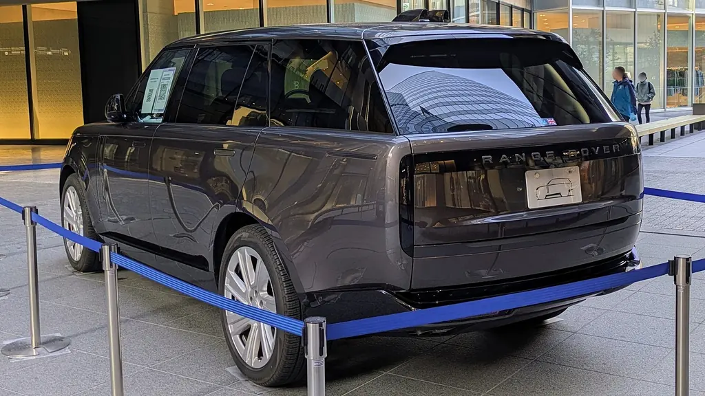 Land Rover Range Rover (L460) - rear 3/4 exterior