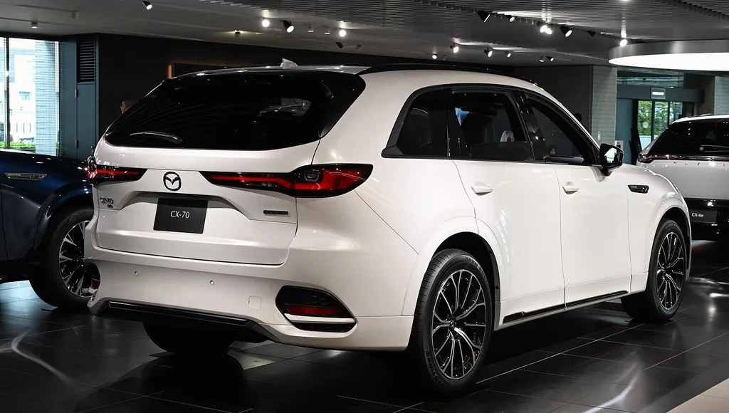 Mazda CX-70 3.3 Turbo S Premium - rear 3/4 exterior