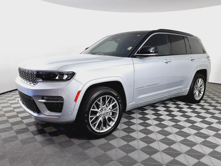 2025 Jeep Grand Cherokee (5th gen WL, 2022+ MY) - front 3/4, exterior (Summit, studio-style backdrop)