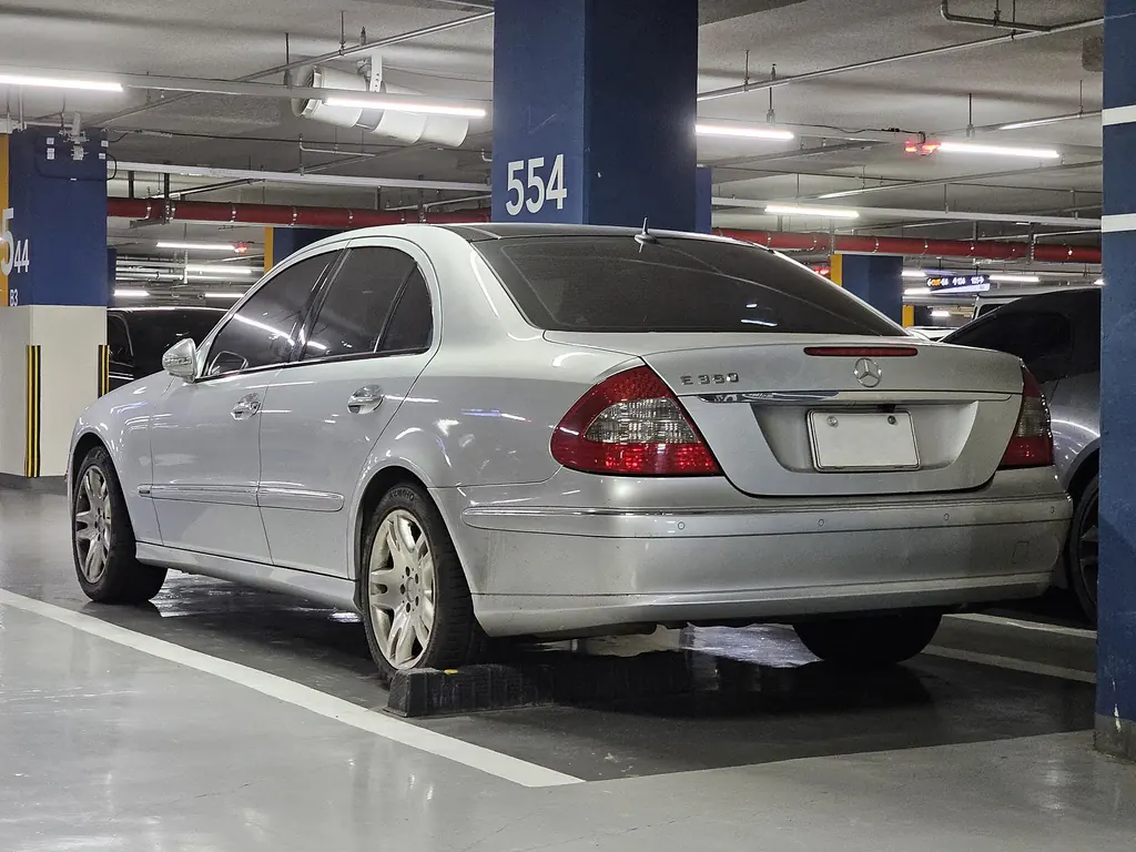 Mercedes-Benz E350 (W211 facelift, 2007-2009) - rear 3/4 exterior