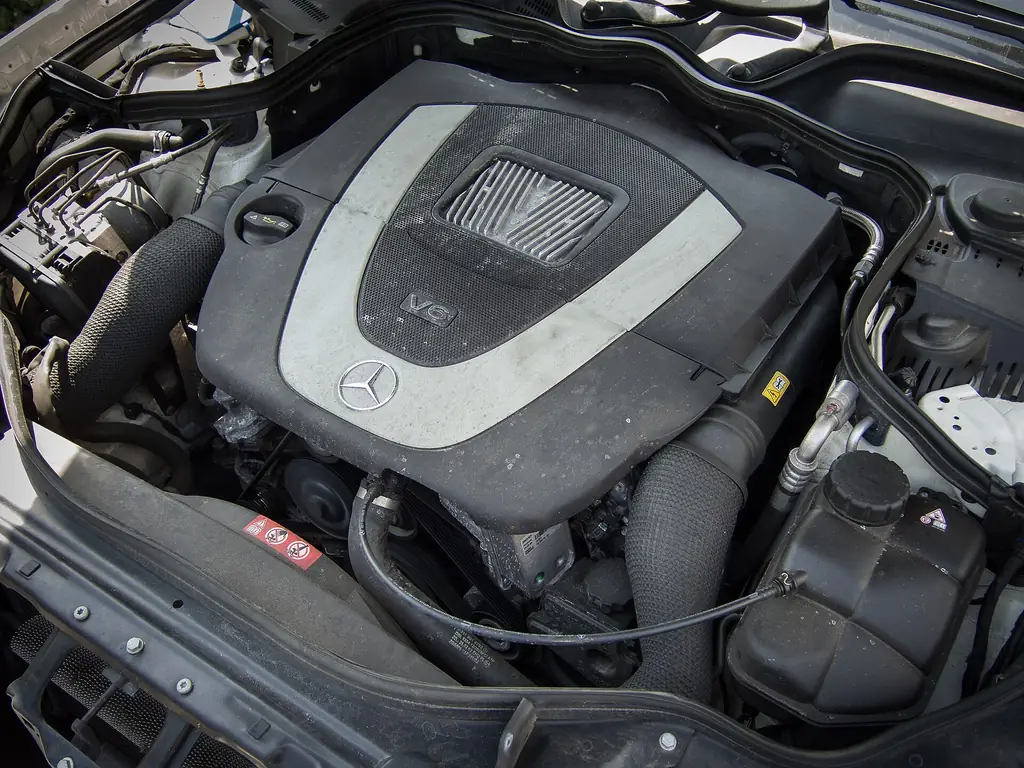 Mercedes-Benz E350 (W211) - M272 3.5-litre V6 engine bay