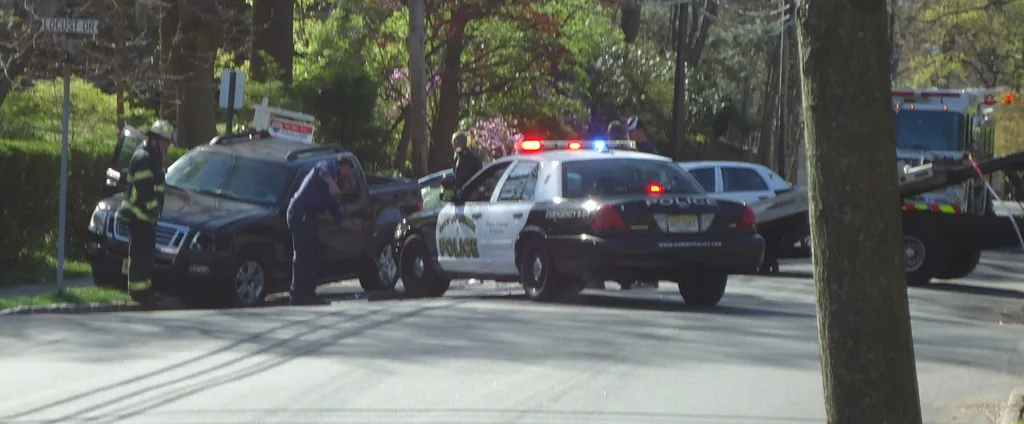 Minor car crash cleanup with police present and no injuries (Wikimedia Commons, CC0)