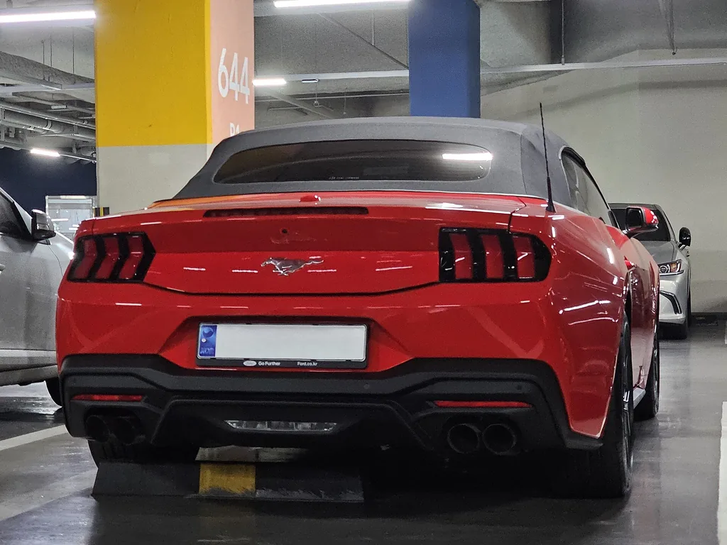 Ford Mustang EcoBoost Premium convertible, S650, in Race Red (current generation; license CC BY-SA 4.0)