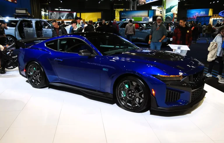 2026 Ford Mustang Dark Horse SC coupe in blue (current generation; the 2027 SC Convertible shares its powertrain; license CC0)