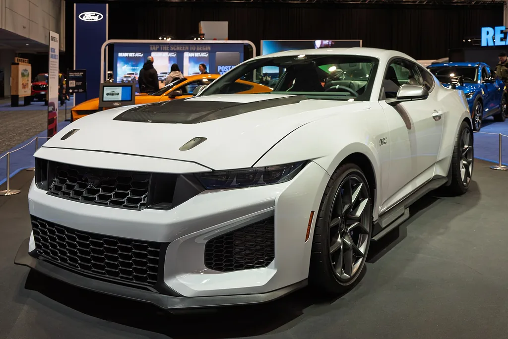 2026 Ford Mustang Dark Horse SC in white with carbon-fiber hood vent (current generation; license CC0)