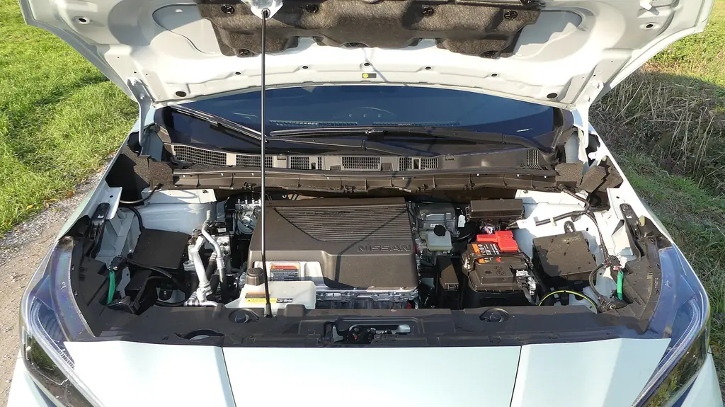 Nissan Leaf (ZE1) - detail - under the hood (electric motor/inverter)