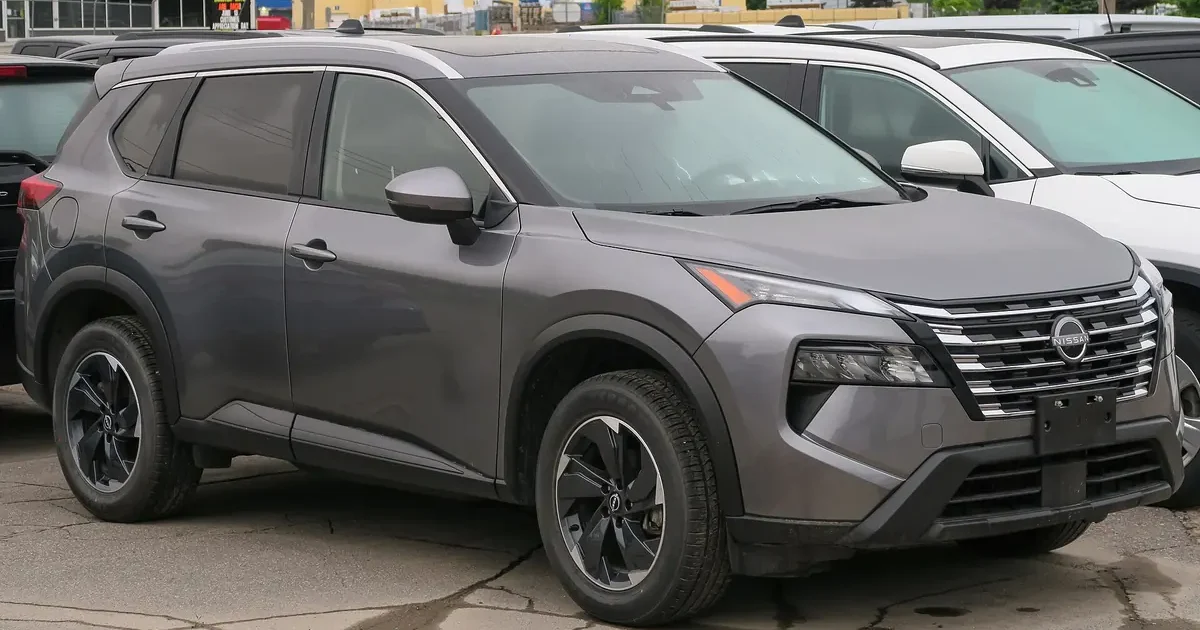 2024 Nissan Rogue SV, front three-quarter view (previous generation; the 2027 Rogue Hybrid is all-new). Photo: Elise240SX, CC BY-SA 4.0, Wikimedia Commons