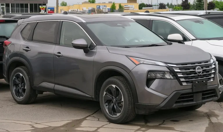 2024 Nissan Rogue SV, front three-quarter view (previous generation; the 2027 Rogue Hybrid is all-new). Photo: Elise240SX, CC BY-SA 4.0, Wikimedia Commons