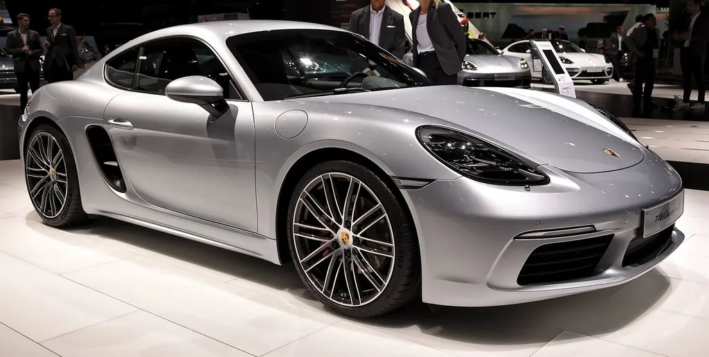 Porsche 718 Cayman S (982) - side profile exterior, silver
