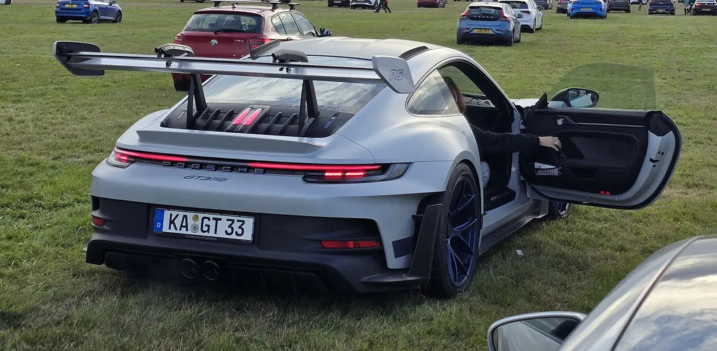 Porsche 911 GT3 RS (992) - rear exterior with door open