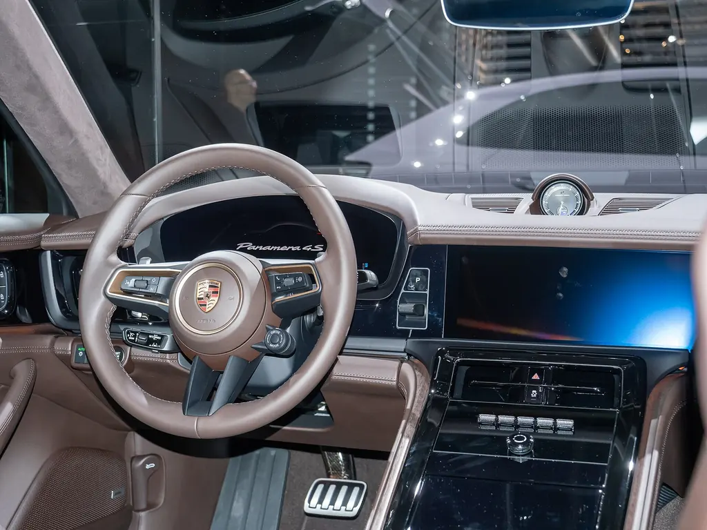 Porsche Panamera (972) - dashboard and passenger display
