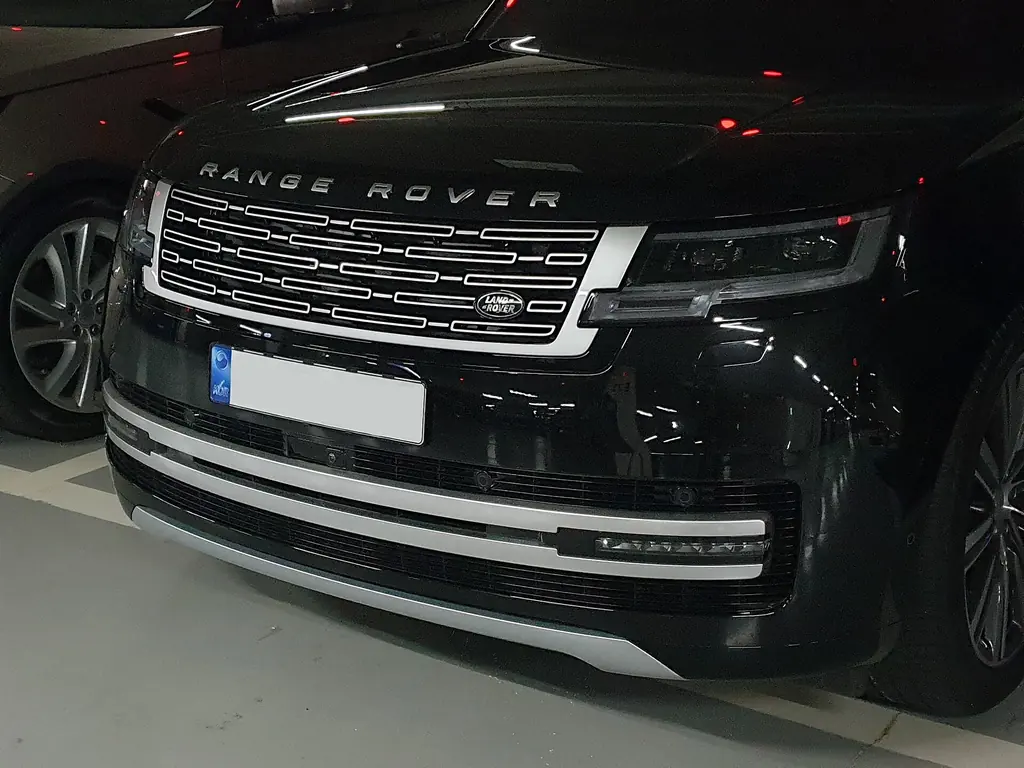 Range Rover Autobiography (L460) - grille and headlight detail