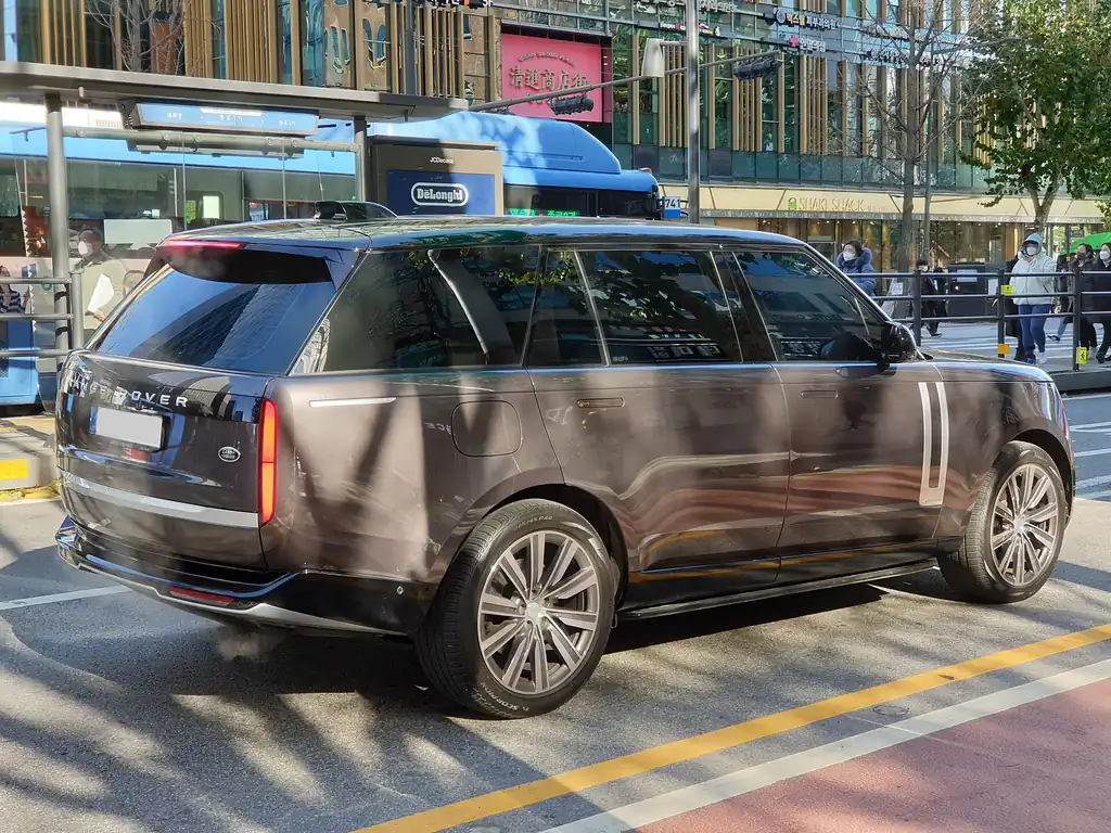 Range Rover Autobiography (L460) - rear 3/4 exterior, Lantau Bronze