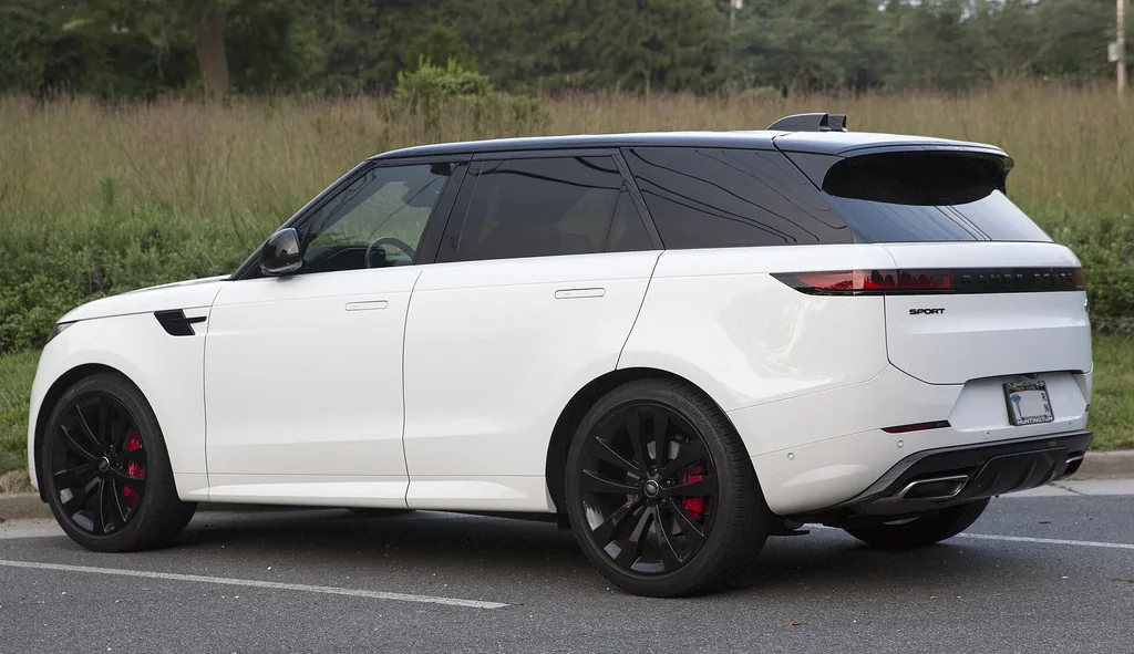 Range Rover Sport (L461, 2023+) - rear 3/4 exterior (P400 Dynamic SE, US)
