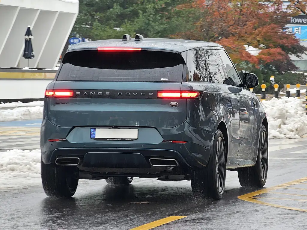Range Rover Sport (L461, 2023+) - rear exterior (Varesine Blue, plate blurred)