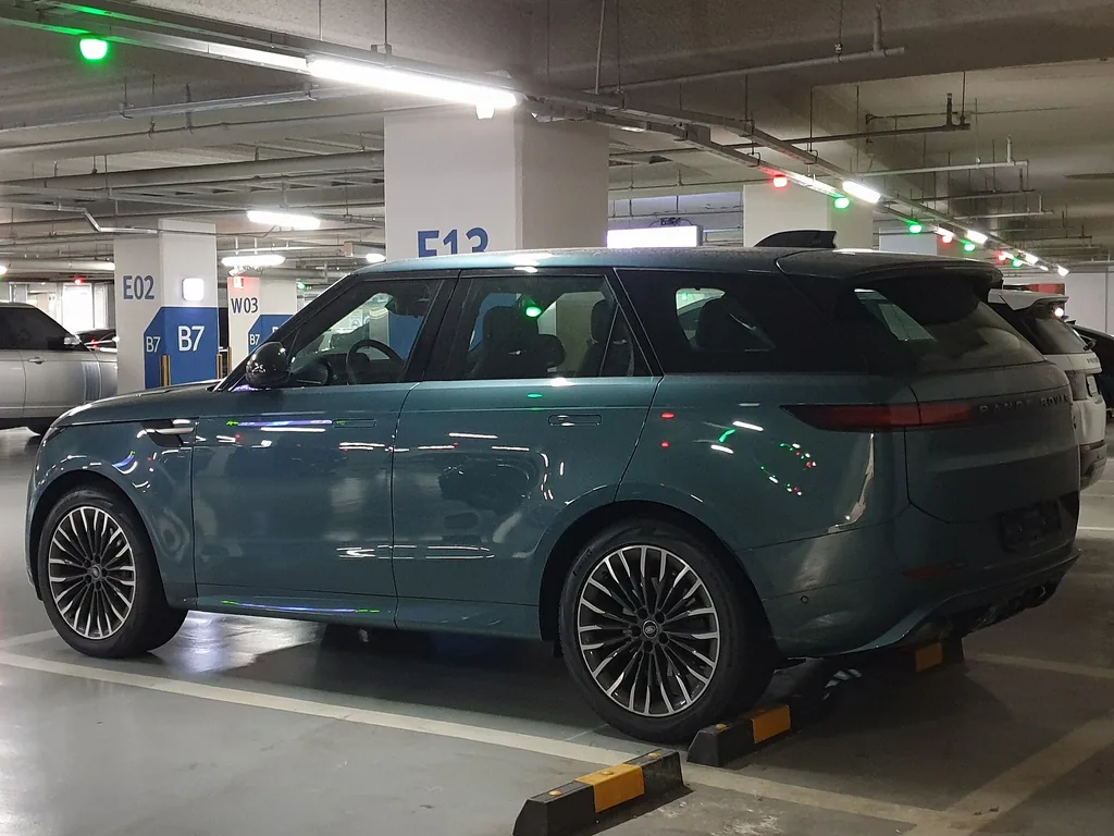 Range Rover Sport (L461, 2023+) - side profile exterior (Varesine Blue)