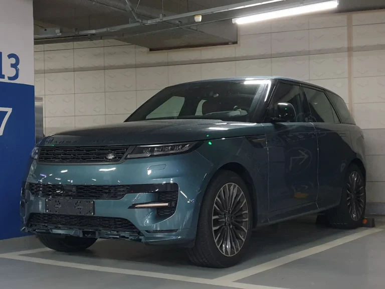 Range Rover Sport (L461, 2023+) - front 3/4, exterior (3rd gen L461, parking garage)