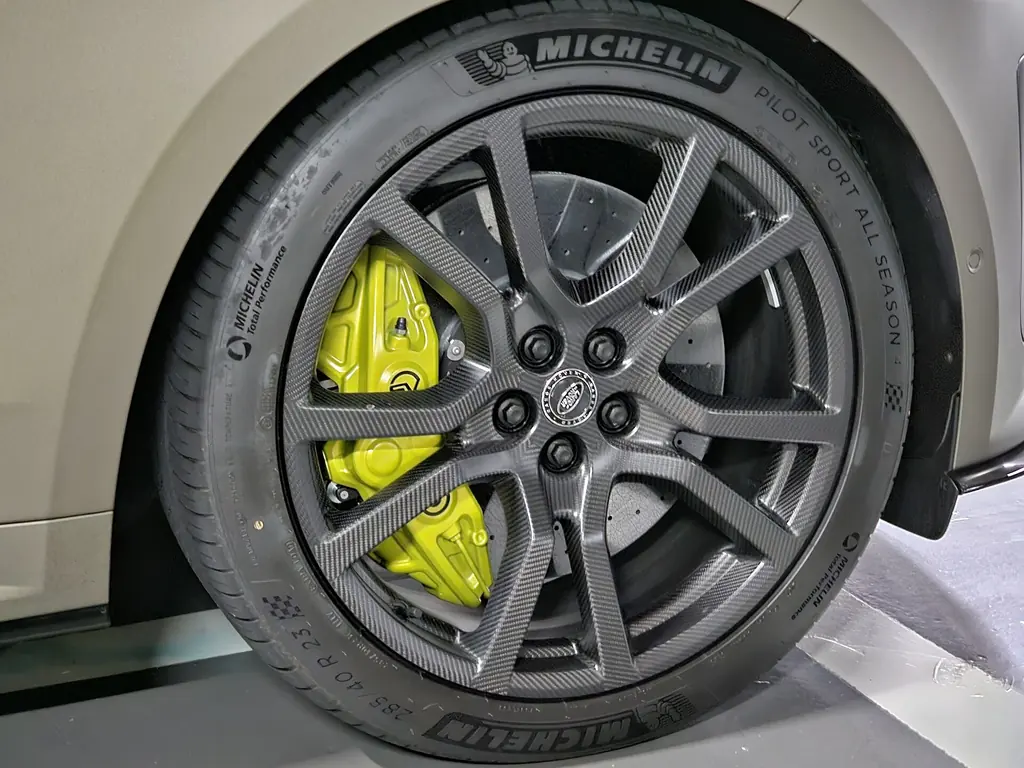 Range Rover Sport SV (L461) - detail: 23-inch wheel and brake caliper (SV Edition One)