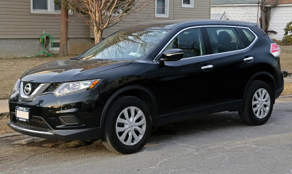 Front three-quarter view of a 2014 Nissan Rogue S AWD crossover
