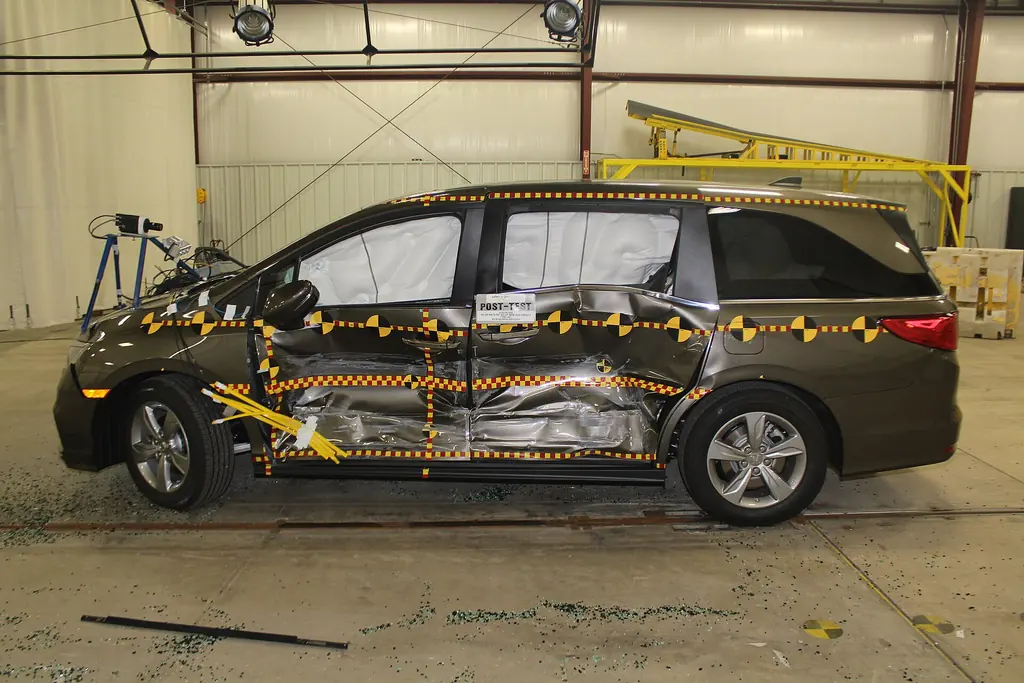 Side impact crash test of a 2018 Honda Odyssey, NHTSA photo (public domain)