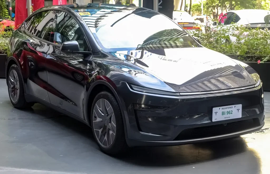 Tesla Model Y L Premium Long Range AWD in Stealth Grey, six-seat version (non-US market vehicle; license CC BY-SA 4.0)