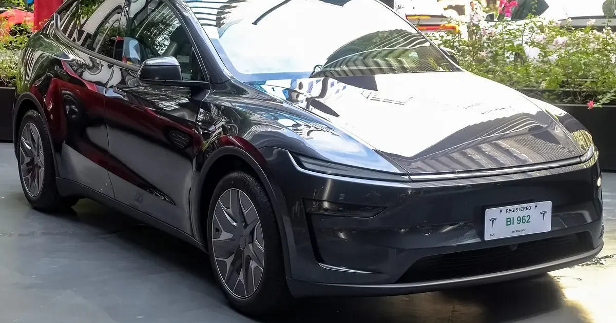 Tesla Model Y L Premium Long Range AWD in Stealth Grey, six-seat version (non-US market vehicle; license CC BY-SA 4.0)