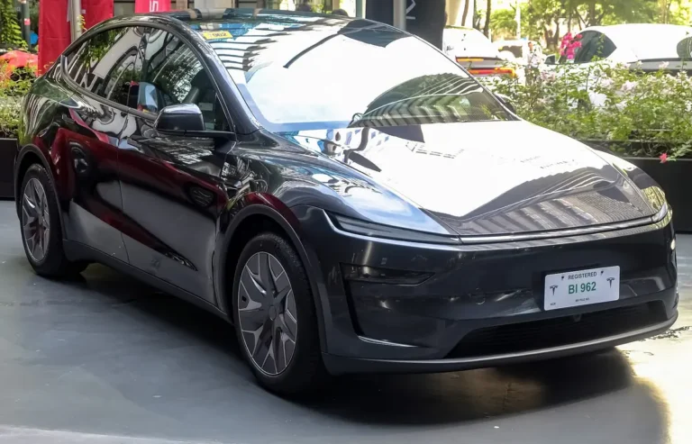 Tesla Model Y L Premium Long Range AWD in Stealth Grey, six-seat version (non-US market vehicle; license CC BY-SA 4.0)
