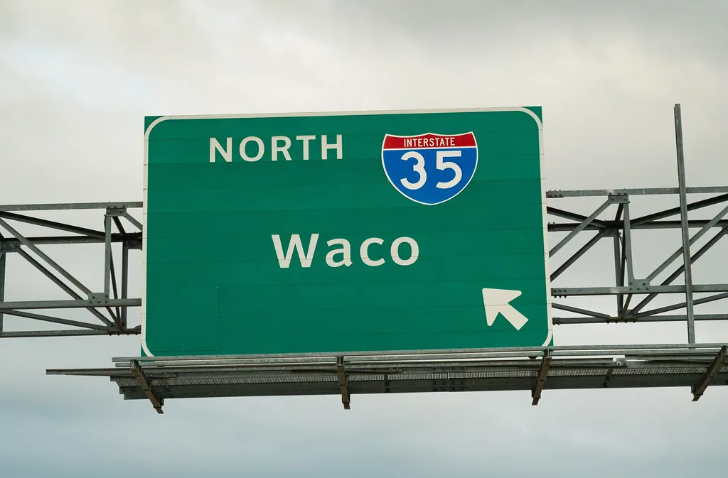 Highway sign pointing to Interstate 35 north toward Waco, Texas (Wikimedia Commons, CC BY 2.0)