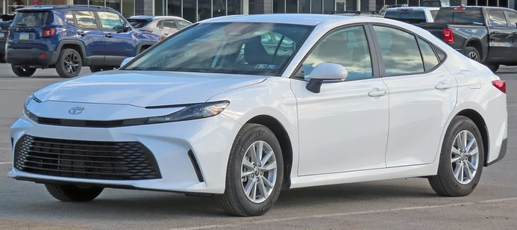 2025 Toyota Camry LE hybrid sedan, front three-quarter view (current ninth generation, same as 2026-2027). Photo: MercurySable99, CC BY-SA 4.0, Wikimedia Commons