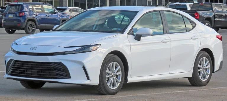 2025 Toyota Camry LE hybrid sedan, front three-quarter view (current ninth generation, same as 2026-2027). Photo: MercurySable99, CC BY-SA 4.0, Wikimedia Commons