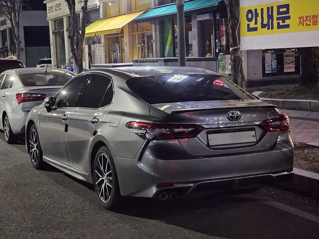 Toyota Camry Hybrid XSE (XV70 facelift) - rear 3/4 exterior, Precious Metal