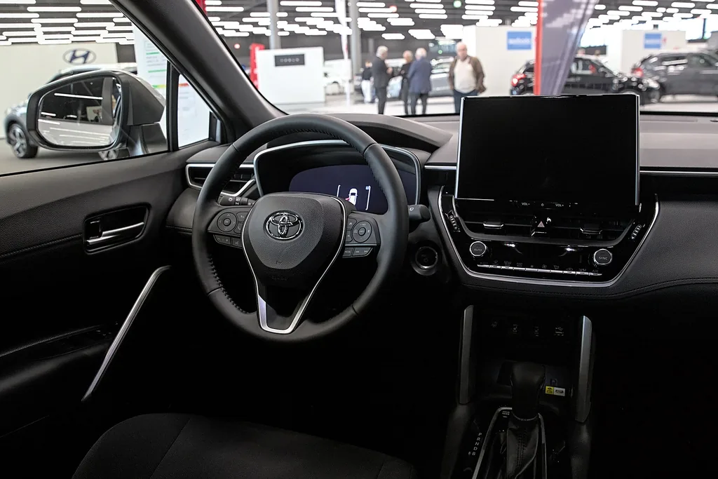 Toyota Corolla Cross Hybrid (2023) - dashboard and front cabin