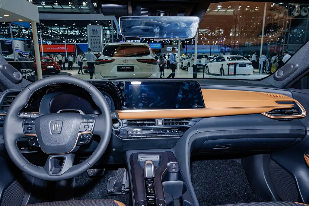 Toyota Crown Crossover (China-market, same cabin) - interior / dashboard