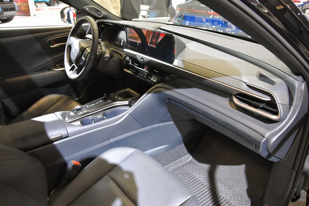 Toyota Crown Signia Limited (1st gen, 2025+ design) - interior, dashboard and front seats