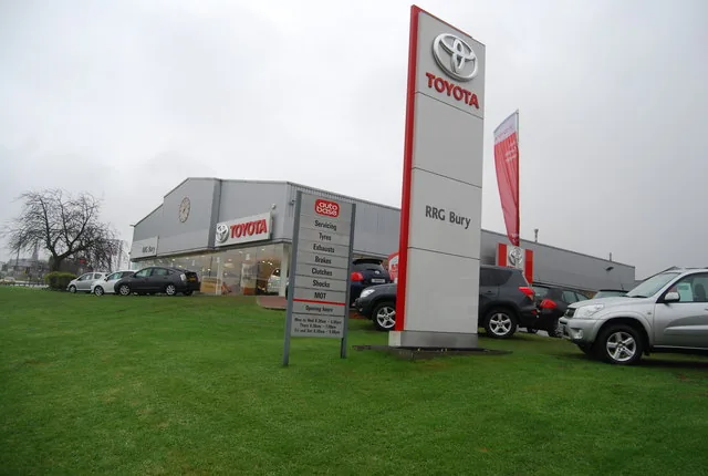 Toyota car dealership signage (Wikimedia Commons, CC BY-SA 2.0)