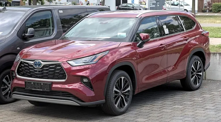 Toyota Highlander Hybrid (XU70) - front 3/4, exterior