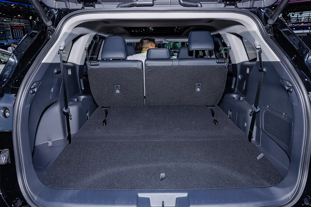 Toyota Highlander (XU70, China version) - detail - cargo area with third row folded