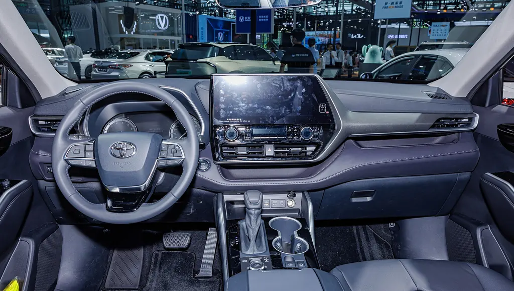 Toyota Highlander (XU70, China version) - interior / dashboard with 12.3-inch screen
