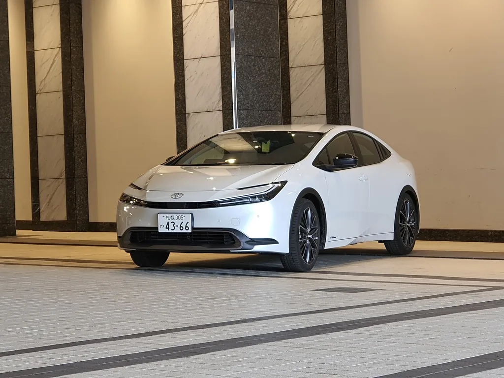 Fifth-generation (XW60) Toyota Prius in Wind Chill Pearl