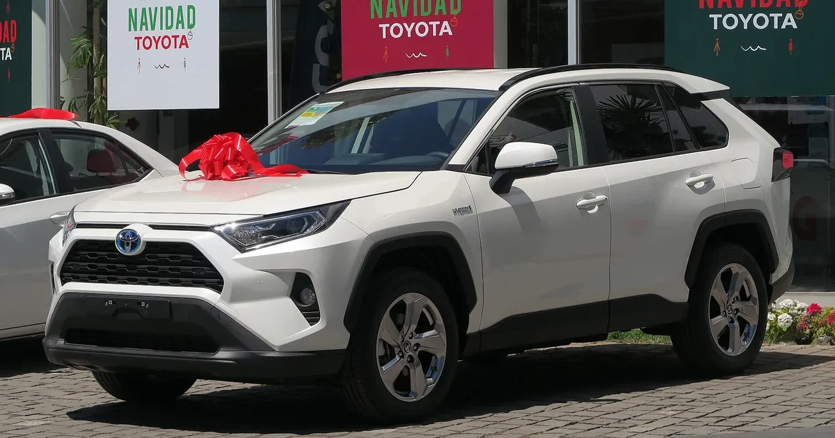 2020 Toyota RAV4 XLE Hybrid, previous-generation RAV4 Hybrid (Wikimedia Commons, CC BY-SA 2.0)