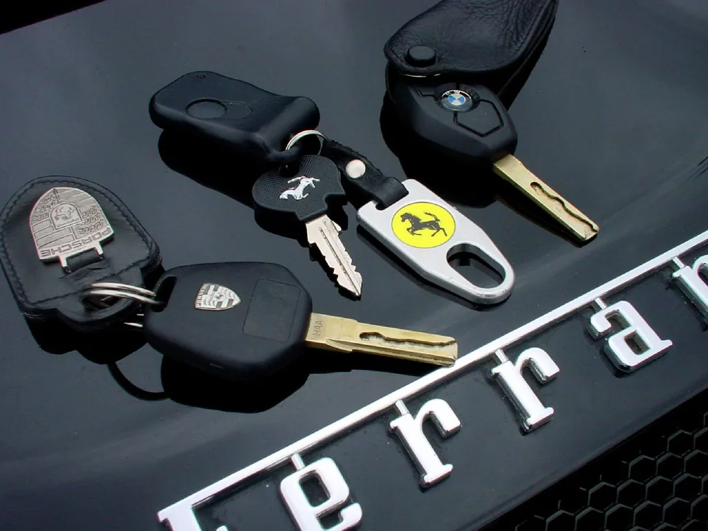 Three car keys on a table, representing a trade-in (Wikimedia Commons, CC BY 2.0)
