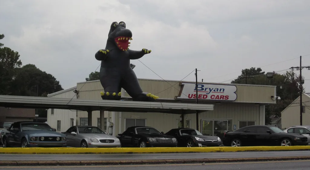 Used car dealership on Airline Highway in Metairie, Louisiana (Wikimedia Commons, CC BY 2.0)