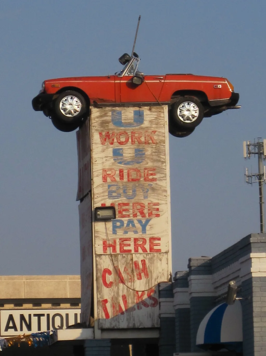 Used car dealership sign on Summer Avenue in Memphis, Tennessee (Wikimedia Commons, CC BY 3.0)