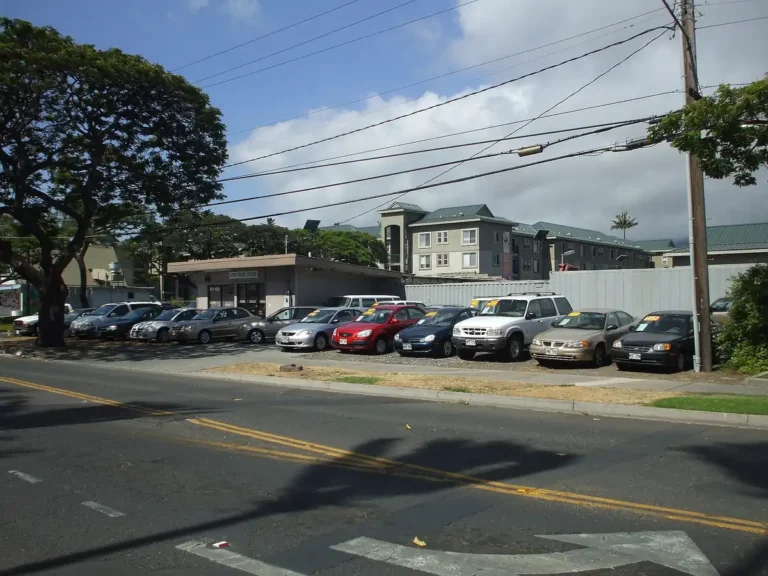 Used car lot on Lono Avenue in Maui, Hawaii (Wikimedia Commons, CC BY-SA 3.0)
