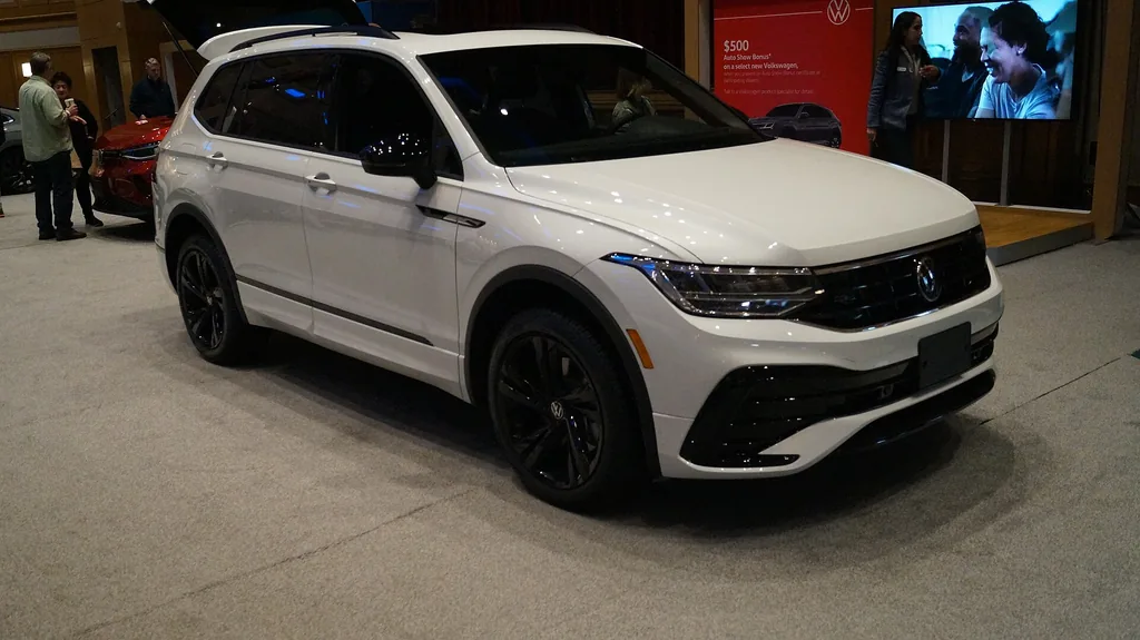 Volkswagen Tiguan R-Line (US, 2022+ facelift) - front 3/4 exterior, auto show